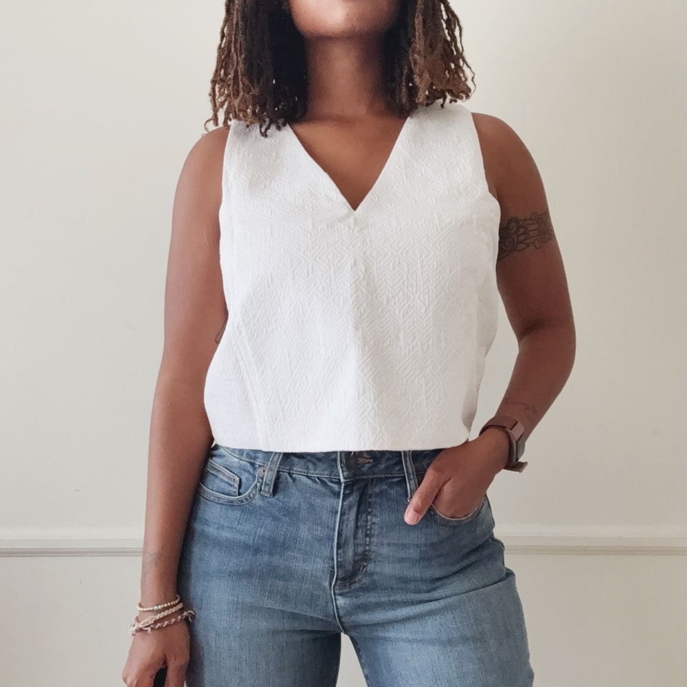 Zara white textured v-neck sleeveless top